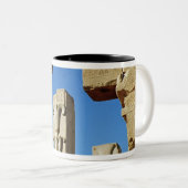 様式化されたはすと飾られる柱 ツートーンマグカップ (正面右)