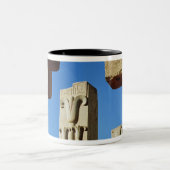 様式化されたはすと飾られる柱 ツートーンマグカップ (中央)