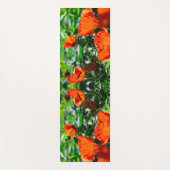 様式化されたガーデンレッドオレンジポピーの花 ヨガマット (正面)