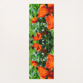 様式化されたガーデンレッドオレンジポピーの花 ヨガマット (裏面)