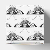 様式化されたデコ蝶 – 白と黒 フェイバーボックス (上部)