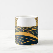 様式化された日月、暗い海のイラストレーション。 コーヒーマグカップ (中央)