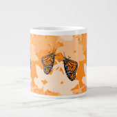 様式化された明るい食べ物を与え（昆虫）オオカバマダラ、モナーク蝶ペア ジャンボコーヒーマグカップ (正面)