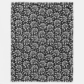 様式化された植物パターン020818 – 黒の上に白 フリースブランケット (正面)