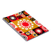 様式化された花を持つアジアのスタイルの民族モザイク ノートブック (右側)