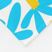 様式化された花 – スカイブルー、琥珀と白 フリースブランケット (角)