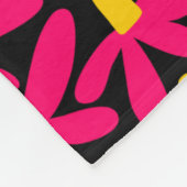 様式化された花 – 深紅、琥珀、黒 フリースブランケット (角)