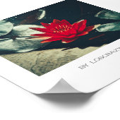 様式化された赤い緑の水百合花の植物のポスター ポスター (角)