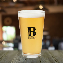 様式化された黒のイニシャルと姓 タンブラーグラス