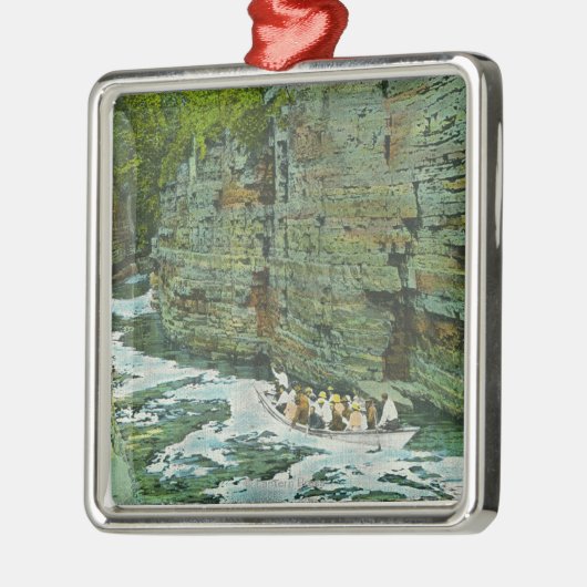 樋の下で始まるボートの眺め メタルオーナメント (左)