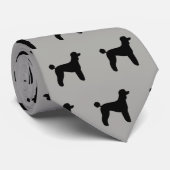 標準プードルは灰色および黒いパターンのシルエットを描きます ネクタイ (ロール)