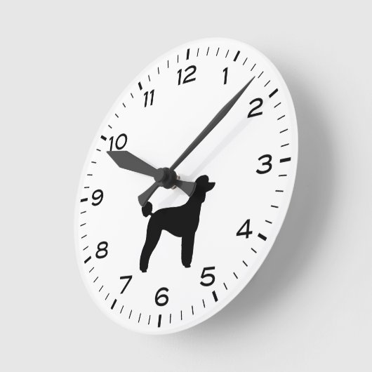 標準プードルシルエットブラックとホワイト ラウンド壁時計 (傾斜)