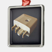 標準的なRJ-11アダプターへの電話プラグ メタルオーナメント (左)