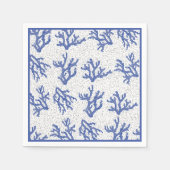 模様のナプキンの上に青と白の海のサンゴ スタンダードカクテルナプキン (正面)