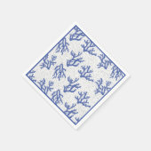 模様のナプキンの上に青と白の海のサンゴ スタンダードカクテルナプキン (角)