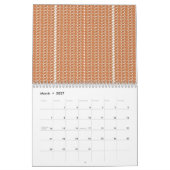 模様の入ったオレンジ色の敷物が平らに置かれている カレンダー (3月 2027)