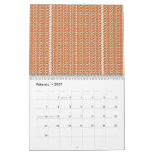 模様の入ったオレンジ色の敷物が平らに置かれている カレンダー (2月 2027)
