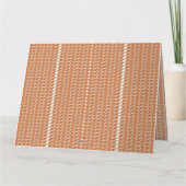 模様の入ったオレンジ色の敷物が平らに置かれている カード (裏面)