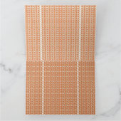 模様の入ったオレンジ色の敷物が平らに置かれている カード (内部)