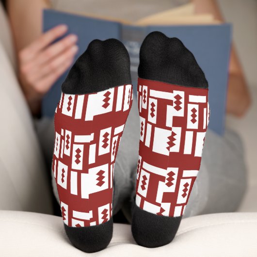 模様の入った赤い敷物が広がっている ソックス (底面)