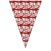 模様の入った赤い敷物が広がっている バンティングフラッグ (第3の旗)