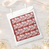 模様の入った赤い敷物が広がっている フェイバーバッグ (クリップ留めされた状態)