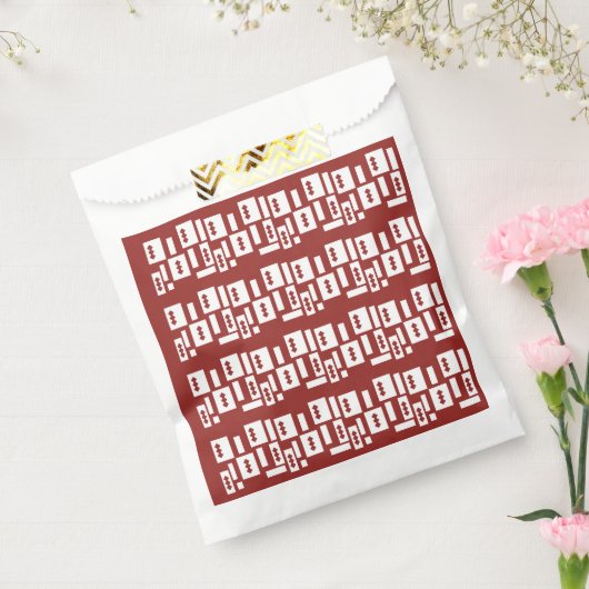 模様の入った赤い敷物が広がっている フェイバーバッグ (封をした状態)