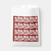 模様の入った赤い敷物が広がっている フェイバーバッグ (正面)