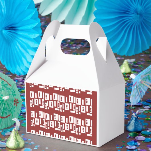 模様の入った赤い敷物が広がっている フェイバーボックス (パーティー)