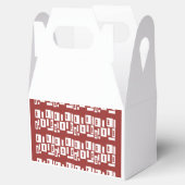 模様の入った赤い敷物が広がっている フェイバーボックス (オープン)