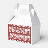 模様の入った赤い敷物が広がっている フェイバーボックス (正面サイド)