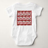 模様の入った赤い敷物が広がっている ベビーボディスーツ (裏面)