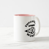 権限を与えられた女性は女性に権限を与えます ツートーンマグカップ (正面右)