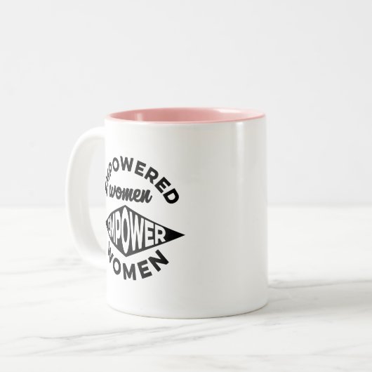権限を与えられた女性は女性に権限を与えます ツートーンマグカップ (正面左)