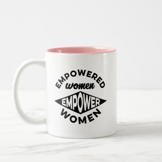 権限を与えられた女性は女性に権限を与えます ツートーンマグカップ (左)