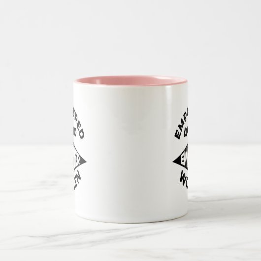 権限を与えられた女性は女性に権限を与えます ツートーンマグカップ (中央)