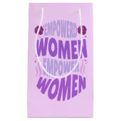 権限を与えられた女性は引用文紫の文字 スモールペーパーバッグ (正面)