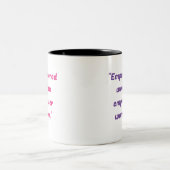 「権限を持った女性は女性に力を与える」 ツートーンマグカップ (中央)