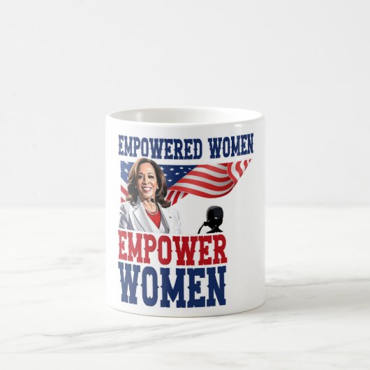 権限を持つ女性が女性に力を与えるKamala Harris コーヒーマグカップ (中央)