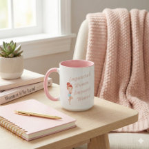 権限を持つ女性が女性のマグカップを強化