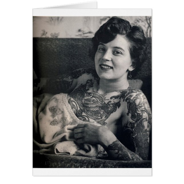 横たわる入れ墨された女性 (正面)