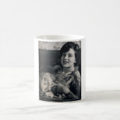 横たわる入れ墨された女性 コーヒーマグカップ (中央)