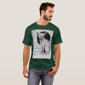 横たわる猫のサーガ モンスターボーイ 楽しい Tシャツ (正面フル)