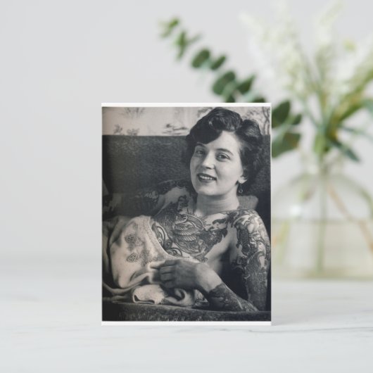 横になったタトゥーのある女性 ポストカード (スタンド正面)