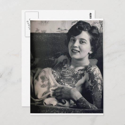 横になったタトゥーのある女性 ポストカード (正面/裏面)