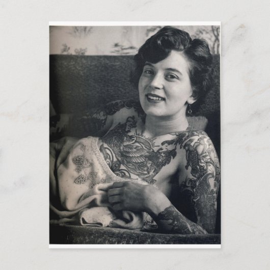 横になったタトゥーのある女性 ポストカード (正面)