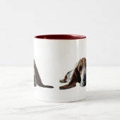 横になっているバセットハウンド ツートーンマグカップ (中央)