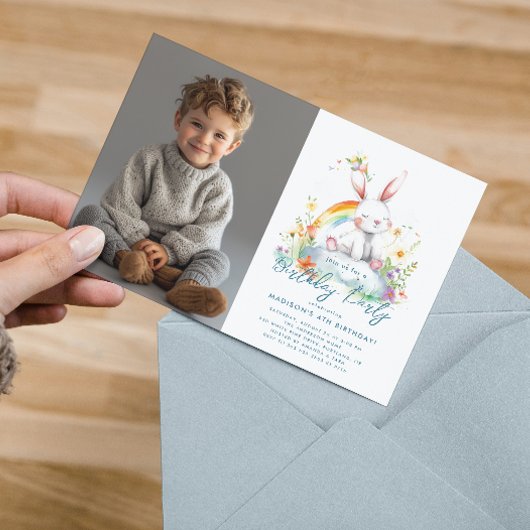 横型かわいい白うさぎ&レインボー誕生日 招待状