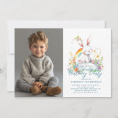 横型かわいい白うさぎ&レインボー誕生日 招待状 (正面)