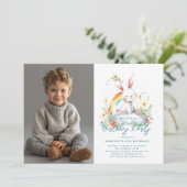 横型かわいい白うさぎ&レインボー誕生日 招待状 (スタンド正面)